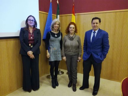 En esta foto se aprecia a la presidenta de ACUEX junto a la directora de la CEPA Cáceres, el Notario Alberto Sáenz de Santamaría y la Decana del Ilustre Colegio Notarial de Extremadura Angela Villanueva Romero.